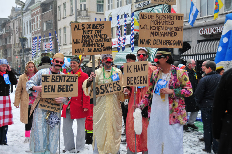 Klunen in voorbereiding op het carnaval van 2010. foto Perry Roovers